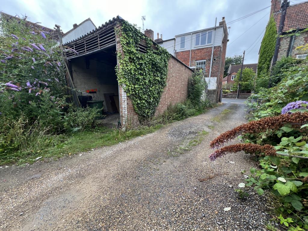 Lot: 100 - FORMER TRANSPORT YARD WITH POTENTIAL - Site showing one garage and entrance to site